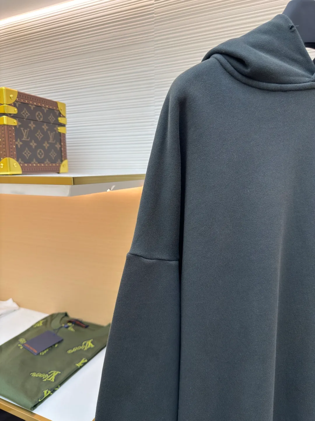 Acne Studios 1996 distressed printed hooded sweatshirt ●Authentic product: purchased and developed by 2179 ●Item number: 1680616-A85 ●Fabric: pure cotton fabric ●Technology: printing production ●Version: loose fit ●Weight: about 980 grams ●Size: S-M-L-XL ●Description: The fabric is made of custom-made pure cotton, washed with distressed and dirty gradient techniques, printed on the back, and the overall wiring is straight and delicate. The fabric is comfortable and soft, with consistent colors and no color difference. It can be matched with the same style to create a fashionable look and control various occasions. Customized accessories, complete with three standards, same style for men and women!
